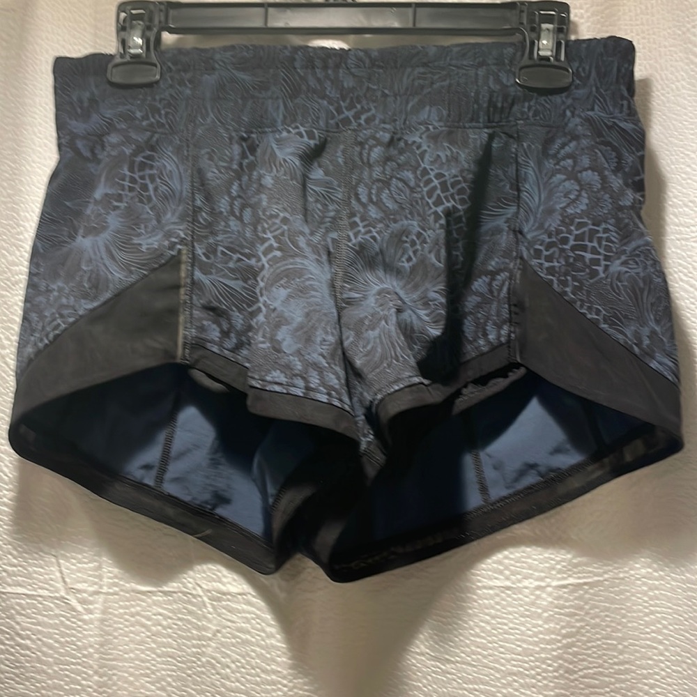 Lululemon low rises lines shorts